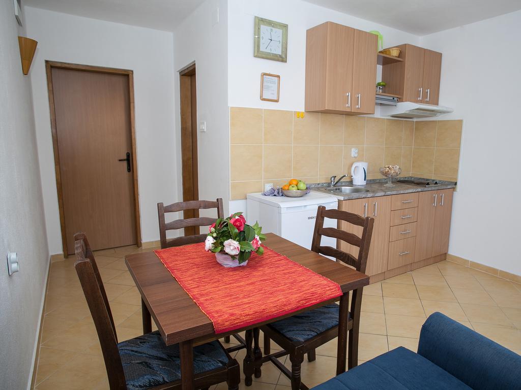 Daria Apartments Kotor Bilik gambar